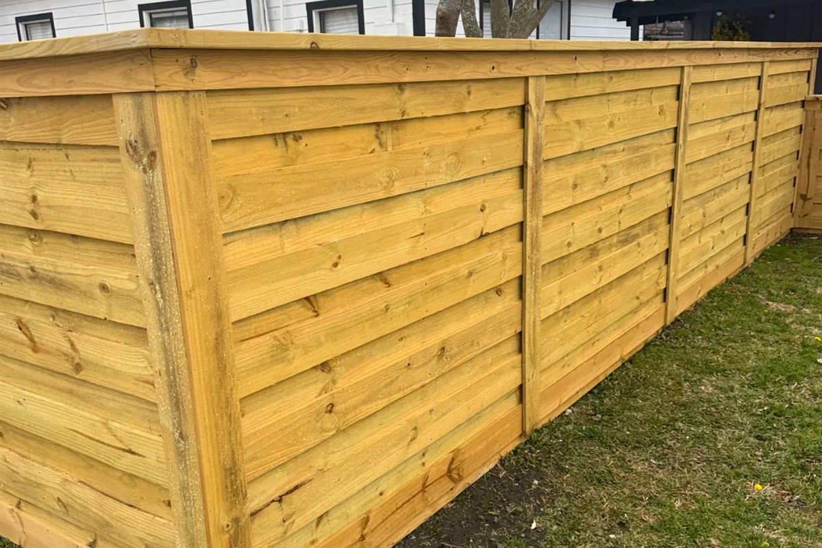 Fresh horizontal privacy fence corner with cap board