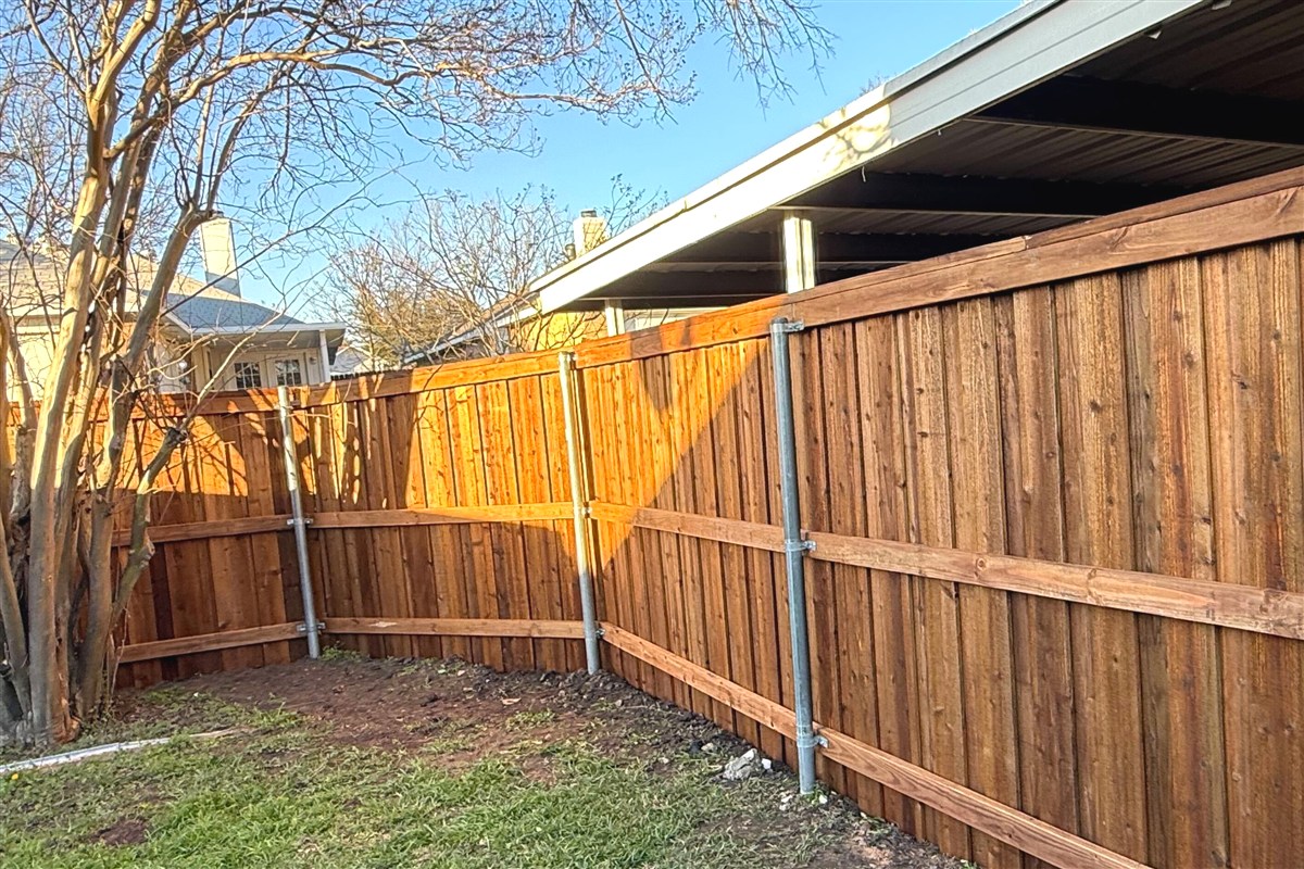 Wood privacy fence run along side yard